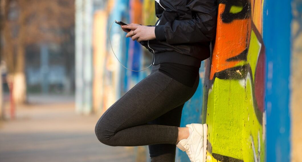 15 жаштагы сиңдим балдар менен сүйлөшөт. Эмне десем болот?