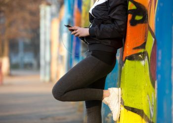 15 жаштагы сиңдим балдар менен сүйлөшөт. Эмне десем болот?