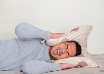 Аялымды эмес муну кучактап жатканыма катуу өкүнөм