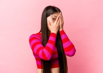 Күйөөмдүн мойнун ким тиштеген адамдын ким экенин көрүп чалкаман кеттим