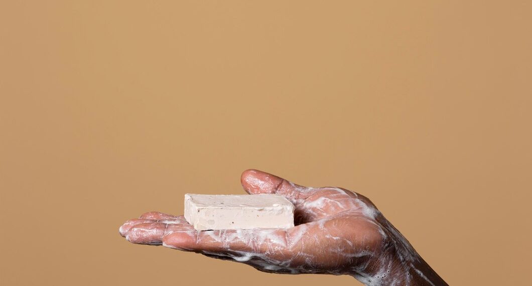 Эмнеге бетти самындап жуубаш керек? Косметолог айтып берет