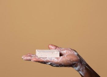 Эмнеге бетти самындап жуубаш керек? Косметолог айтып берет