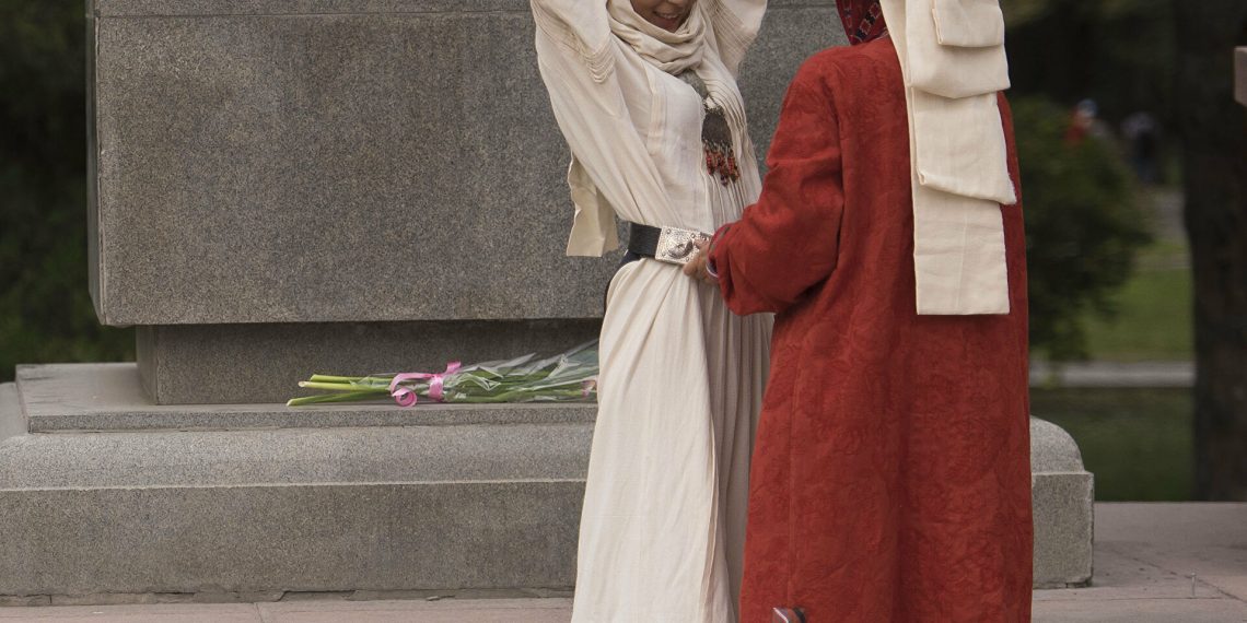 Жеңем коноктор келгенде эмнеге бийлегенин билип апама чуркап бардым