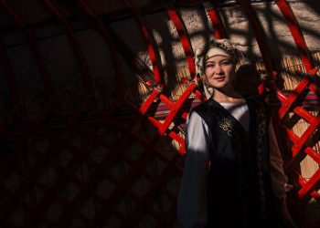 Апам келинине эмне деп айтканымды угуп мени үйдөн кууп чыкты