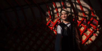 Апам келинине эмне деп айтканымды угуп мени үйдөн кууп чыкты