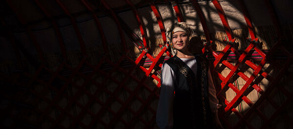 Апам келинине эмне деп айтканымды угуп мени үйдөн кууп чыкты