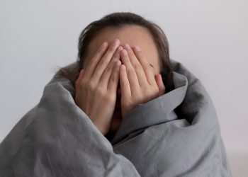 Кыздар менен таанышканда өзүмдү аялымдын астында күнөөлүү сезем. Эмне кылам?