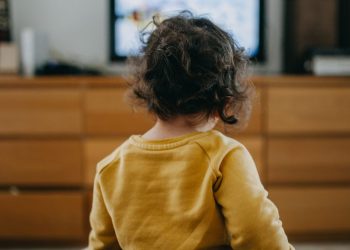 Балаңыз уят кинолорду көрсө