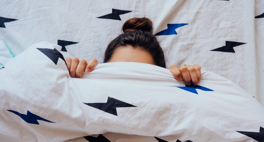 19 жаштагы кызым кечке эле уктай берет. Эмне кылсам болот?