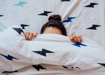 19 жаштагы кызым кечке эле уктай берет. Эмне кылсам болот?