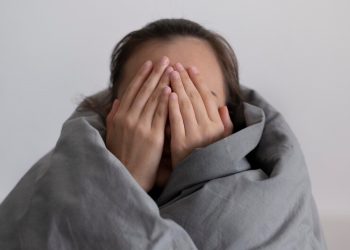 Келинчегимди кыз эмес алганымды эстеп уруш чыгара берем. Эмне кылсам болот?