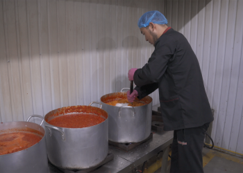 Үйдөн варанье менен салат жасап отуруп чоң ишканага айландык