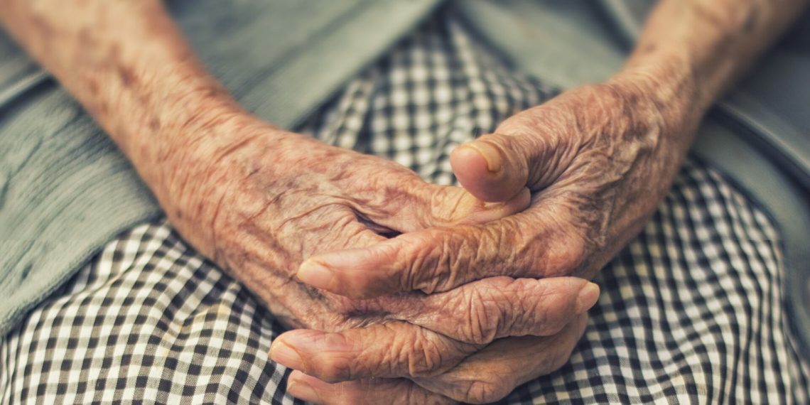 Келинимдин колундагы шакекти көрүп сүйгөнүмдү эстедим