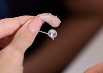 Кулагыма аппарат тагынгандан бери чүнчүп кеттим. Эмне кылсам болот?