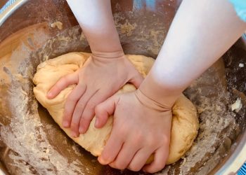 Апам эмне үчүн мага тамак жасаганды үйрөтпөгөнүн айтып ыйлатты