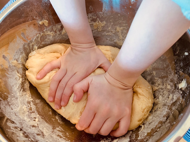 Апам эмне үчүн мага тамак жасаганды үйрөтпөгөнүн айтып ыйлатты