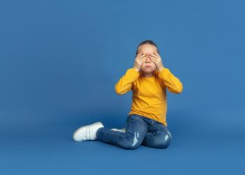 Төрттөгү кызым чаң соргучтун үнүнөн коркот. Эмне кылсам болот?