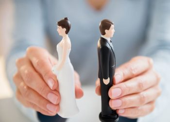 Аялдардан алимент өндүрсө болобу? Юрист жооп берет