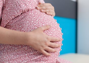 Баламды колума беришкенде "эмне кылам" дедим. Декретте отурган айымдардын баяны