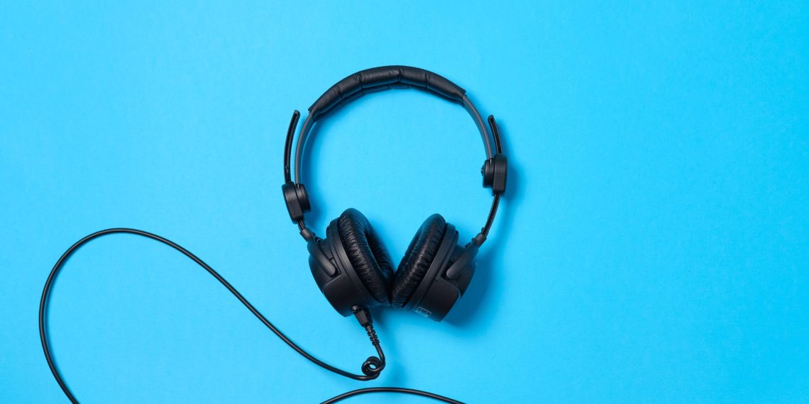 Сериал көргөндүн ордуна бул пайдалуу подкасттарды угуңуз