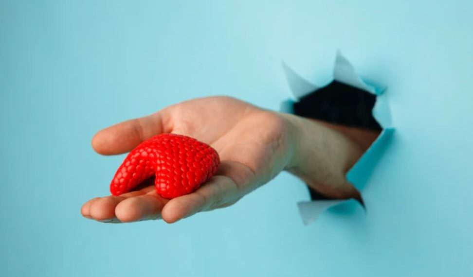 Жатканда кекиртегим менен жүрөгүм катуу согот. Бул зобтун белгисиби?