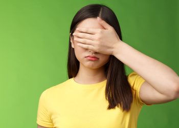 Катуу нерв болгондо бир нерсени карап туруп калам. Кантсем болот?