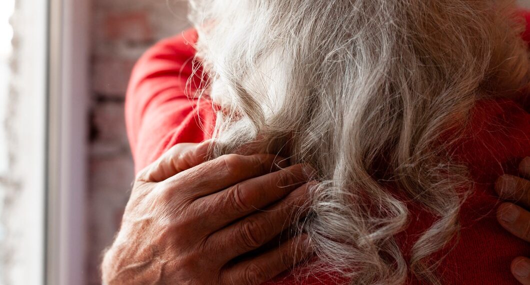 Байкем менен жеңемдин сүрөтүн сындаган туугандардын оозун чоң апам жапты