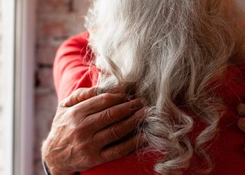 Байкем менен жеңемдин сүрөтүн сындаган туугандардын оозун чоң апам жапты