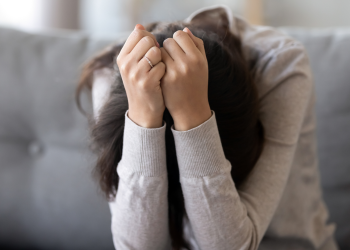 Өзүмдү бактысыз сезем. Ичкиликке берилген күйөөм менен кантип ажырашам?