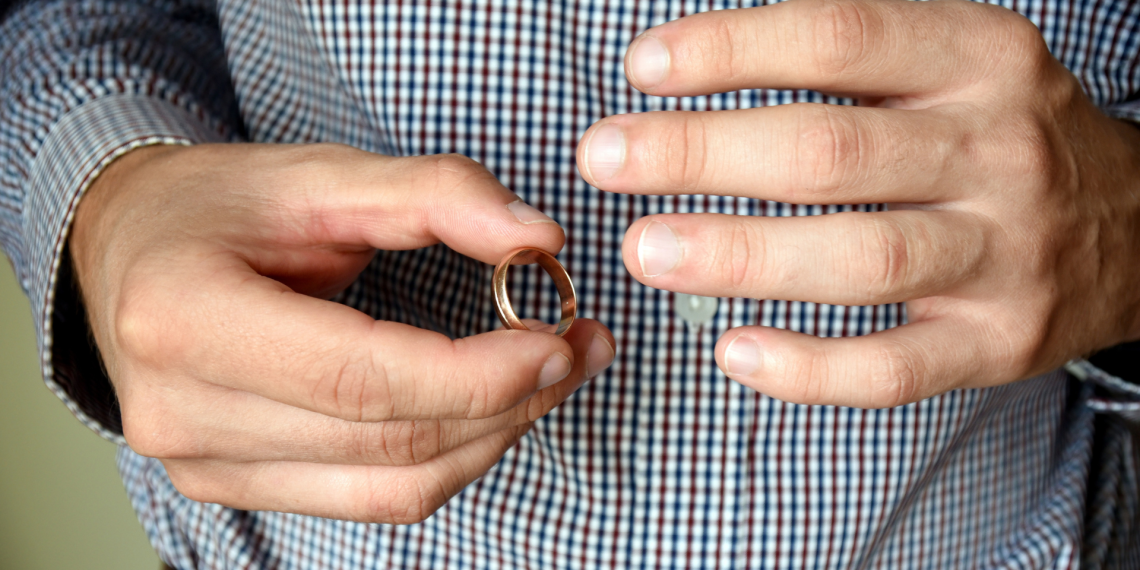 Күйөөм 2 жылдан бери көзүмө чөп салып жүрүптүр. Эми кантем?