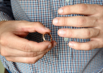 Күйөөм 2 жылдан бери көзүмө чөп салып жүрүптүр. Эми кантем?