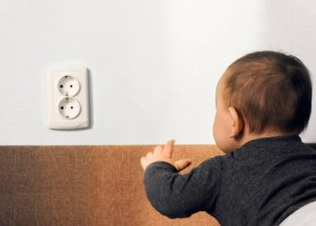 Баласы колун розеткага сала берген ата-энелер үчүн кеңеш