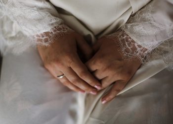 Бир сөздүн айынан айдай келинчегимден кол жуудум