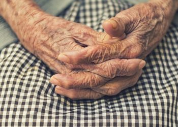 Жеңем апам менен айтышканын байкем билбейт. Эмне кылышым керек?