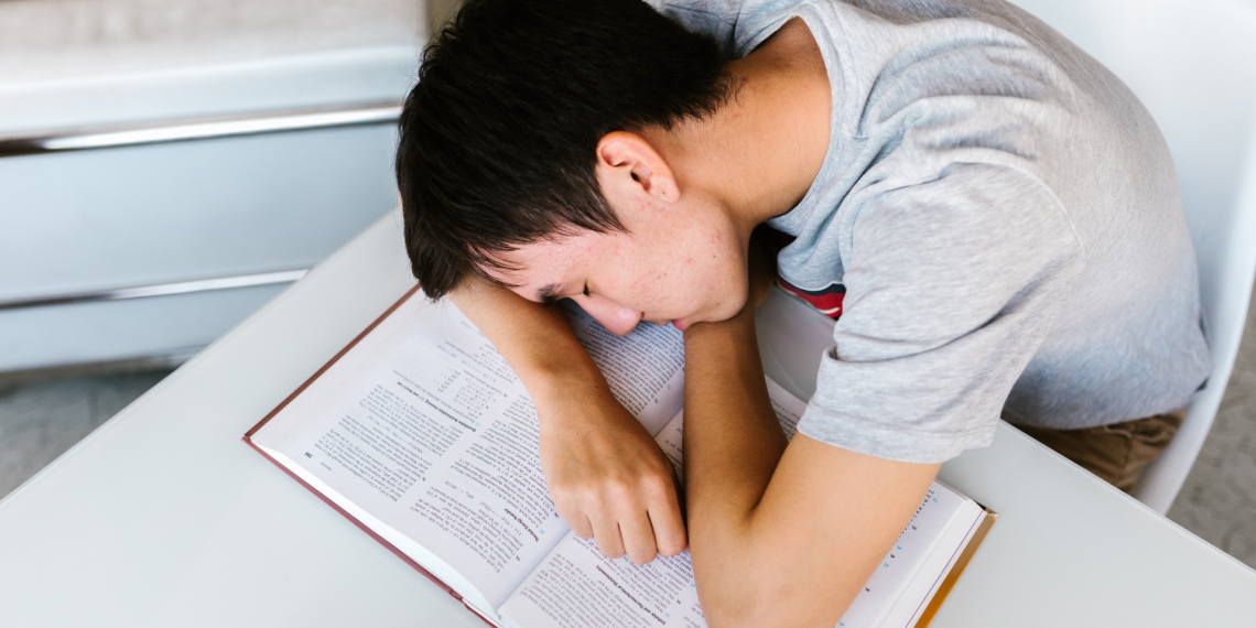 Китеп окуганда уйкуңуз келе береби? Анда бул 7 кеңеш сиз үчүн