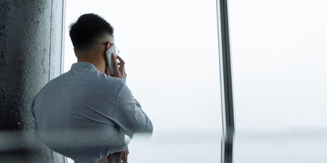 Сиңдимдин жолдошу кечке чалып көзөмөлдөй берет. Кантип жардам бере алам?