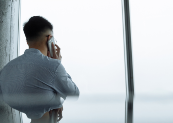 Сиңдимдин жолдошу кечке чалып көзөмөлдөй берет. Кантип жардам бере алам?