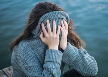 Атамдын ичкени жигитим экөөбүздүн мамилени бузуп жатат. Эмне кылам?