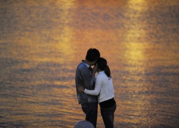 Жетекчим эмне үчүн аялымды карап