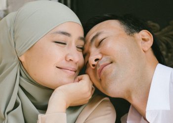 Аялымды бир өөп албаганыма аябай өкүнөм