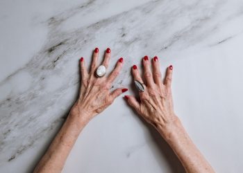 Келинчегиме эмне деп айтканымды билген апам катуу кейиди