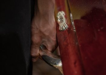 Мүрзө казуу 9800 сомдон башталат. Бишкектеги аза агенттигинин кызматтары