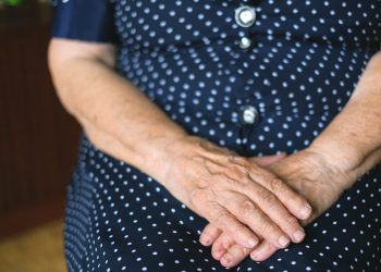 Апам келинчегиме алып берген белекти көрүп чалкаман кеттим