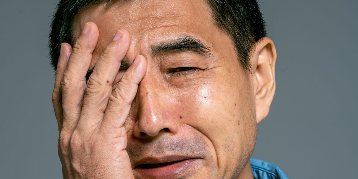 Көйнөгүмдүн топчусун кадап отуруп аялымды сагынып ыйладым