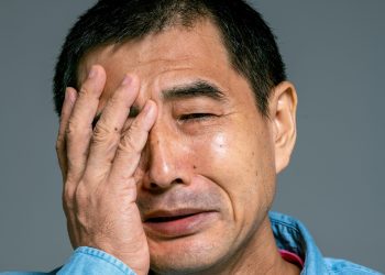 Көйнөгүмдүн топчусун кадап отуруп аялымды сагынып ыйладым