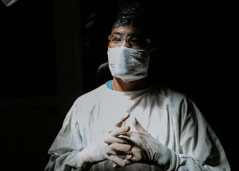 Көзүңдү жасатсаң