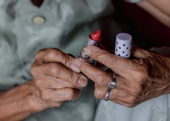 Кайын энеси эмнеге тамды айланып качат экенин айткан келиндин баяны