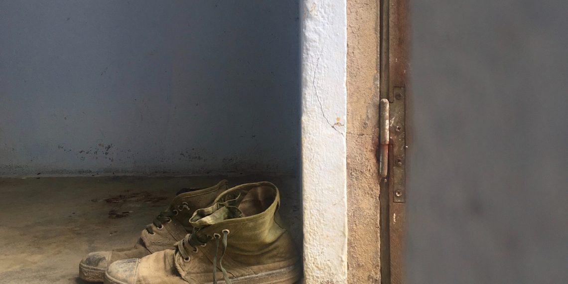 Кудагыйым эски туфлимди көрүп