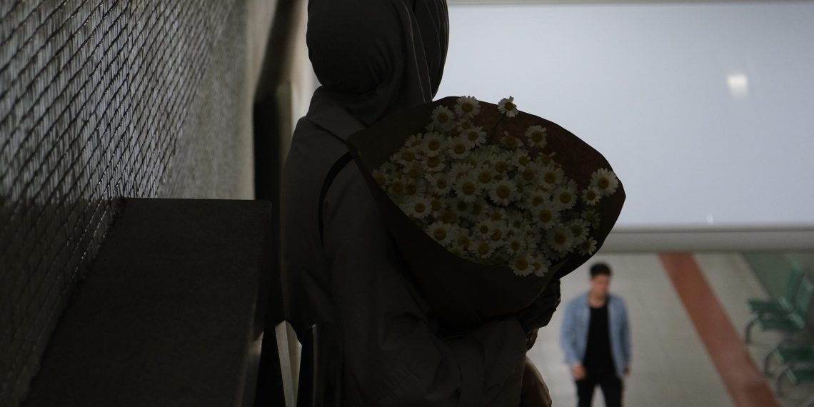 Эмнеге күйөөм төрөтканадан чыгарарда гүлү жок келгенин айтып ыйлатты